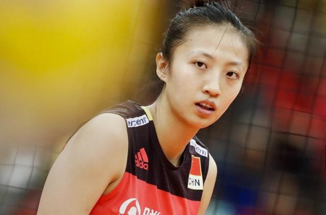 国际排联官网头版头条位置出现了丁霞的大幅照片,报道还盛赞其为世界