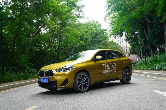 在提车的当天,我们要试驾的这款宝马x2旁边正巧停着一辆宝马x1,令人