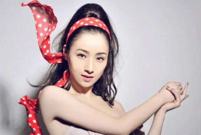 之后同剧组的其他演员何珺,付璐璐和蒋婧也分别发书法照片以及穿旗袍