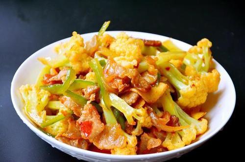 指的就是咱们常做的焯水步骤,炒之前将花菜下锅焯烫一下,不仅是口味