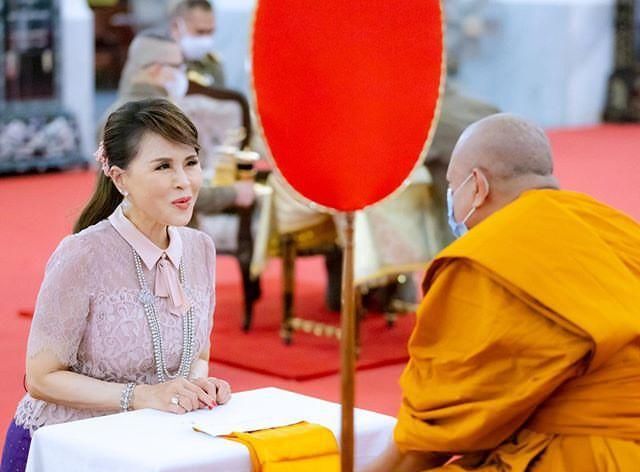 泰国大公主一身粉蓝配秀细腰|乌汶|公主|泰国_新浪新闻