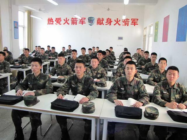 正在上课的火箭军定向培养士官生最后就是各位家长和高考学子最为关注