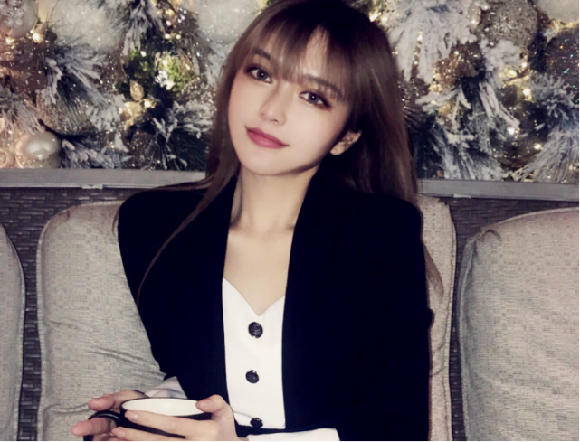 周扬青教化妆眼部整容痕迹明显,素颜出镜很普通没有高级感