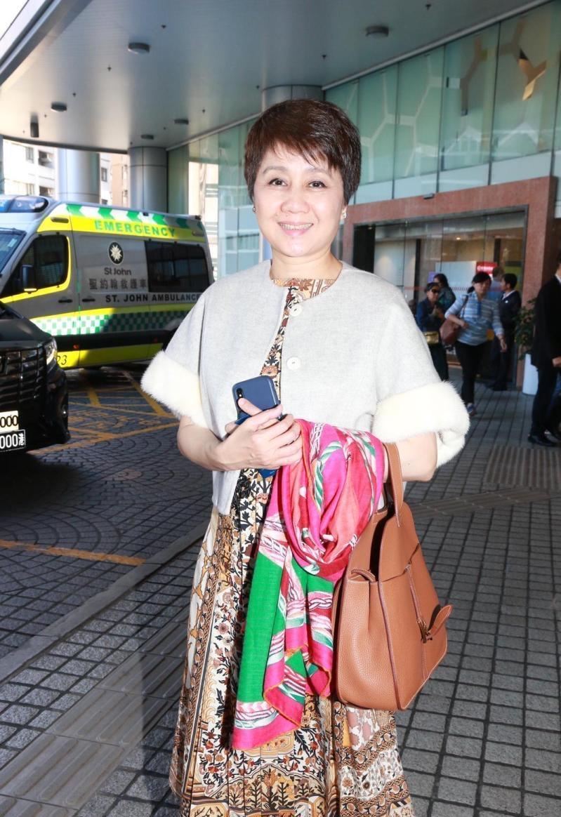 赌王四太梁安琪真有品味黄色连衣裙气场全开剪超短发利落大气