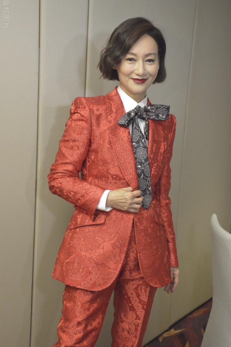 惠英红:优雅到老的样子太美!红色印花西装知性干练,精气神倍棒