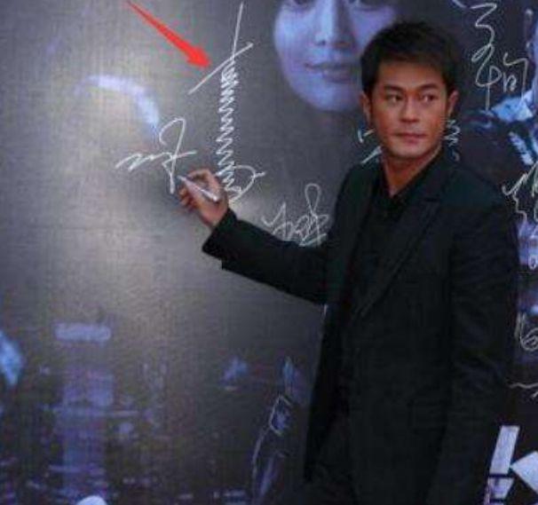 有一种签名叫李玉刚,一笔一划都看得清楚,虽龙飞凤舞却美成画