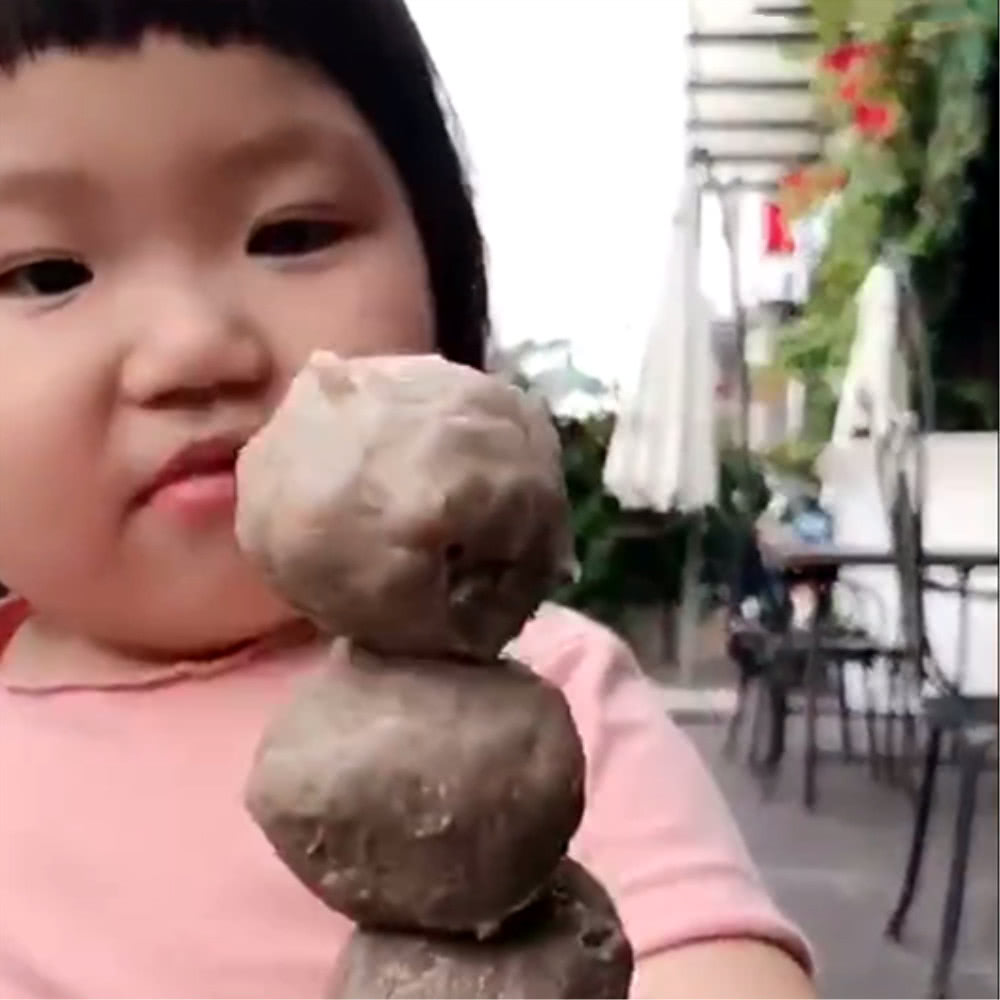 小胖妞一看到吃的就两眼放光,看到接下来画面,把人萌化了