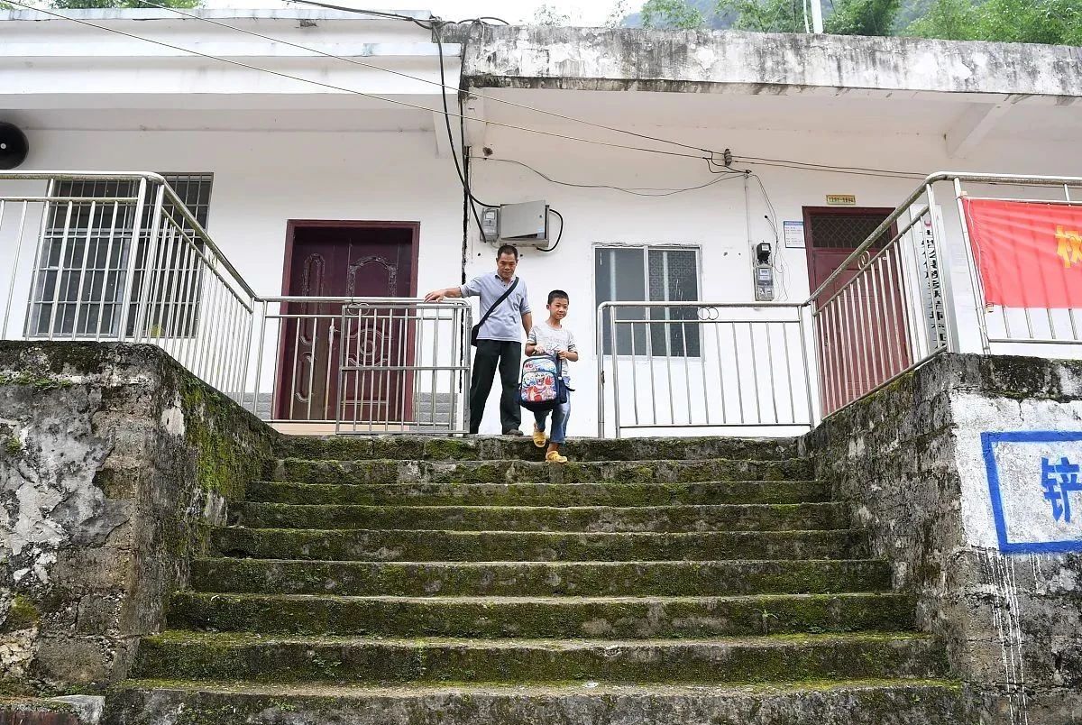 农村学校无人上,好多关门了!当初留不下老师,现在留不住学生!