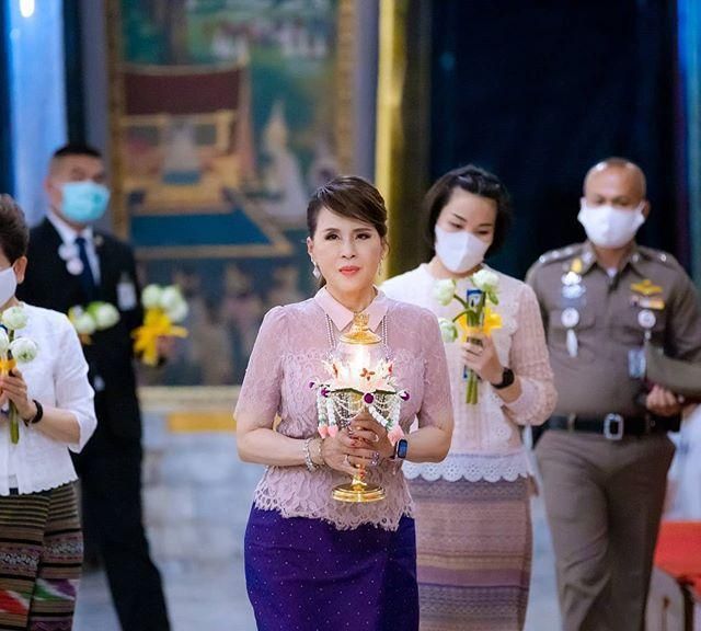 泰国大公主一身粉蓝配秀细腰