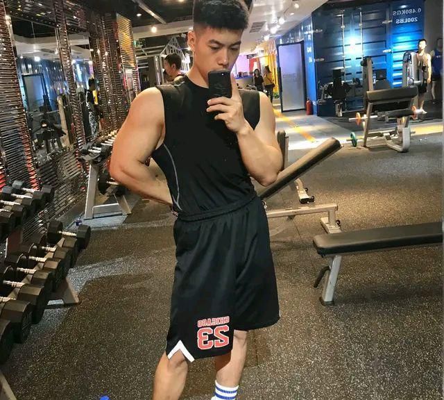 组图:酷酷痞痞的寸发腹肌男,黑色衬衫 紧身牛仔,诱惑力十足!