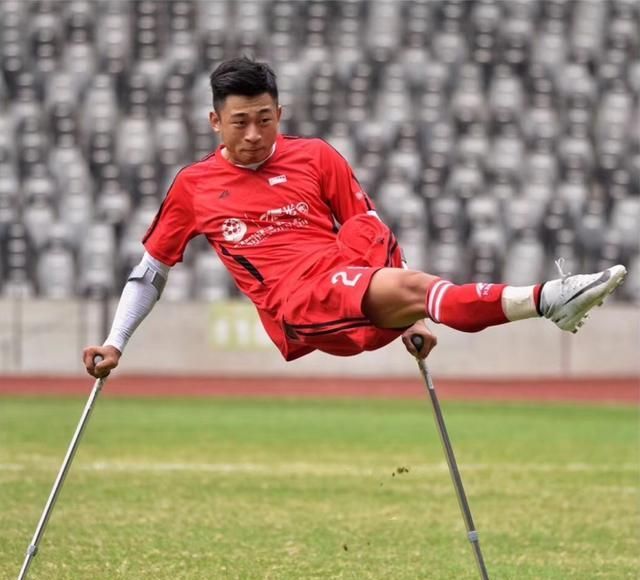 独腿青年坚持足球梦想,渴望跟职业球队训练一天