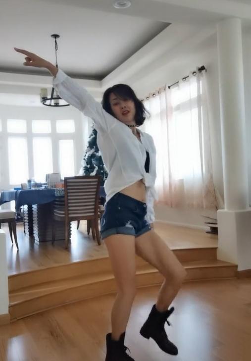 47岁牛莉离开春晚直接开挂!马甲线大长腿太名品,ceo老公大曝光