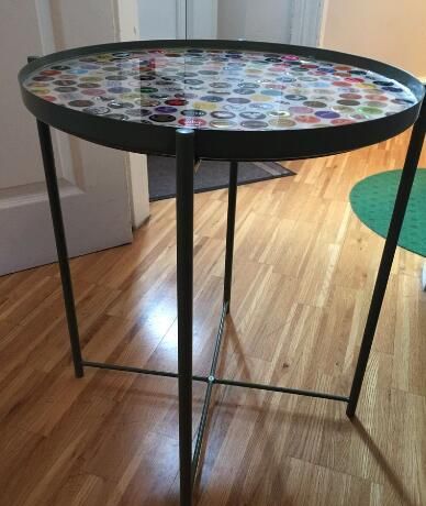 男子用废弃啤酒瓶盖做桌子,倒上树脂之后,这一幕让所有人看呆了