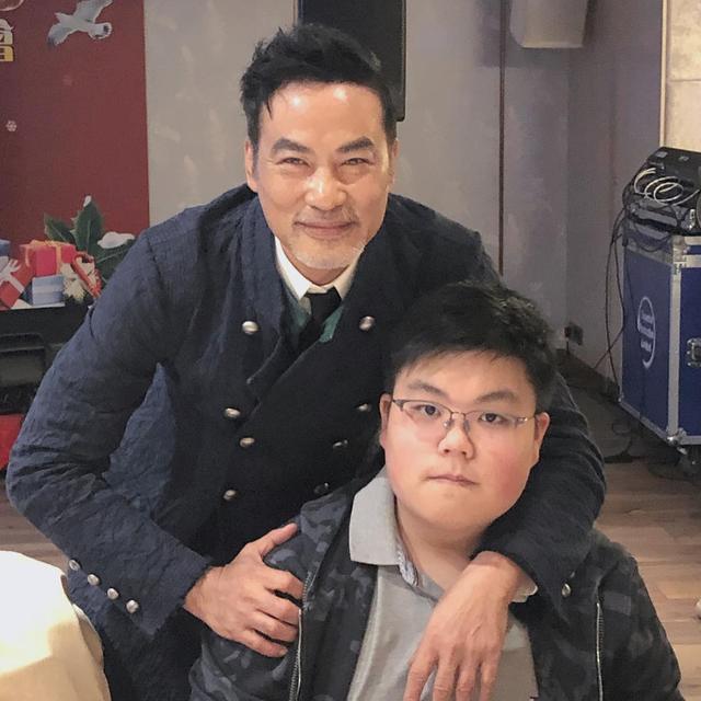 体重直逼180斤个头却不高,五官很像爸