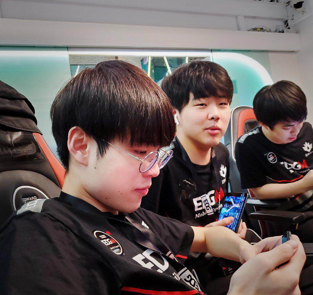 kpledgm迷惑操作,浪浪中转辅伪装看饮水机,水友:电竞黑洞!