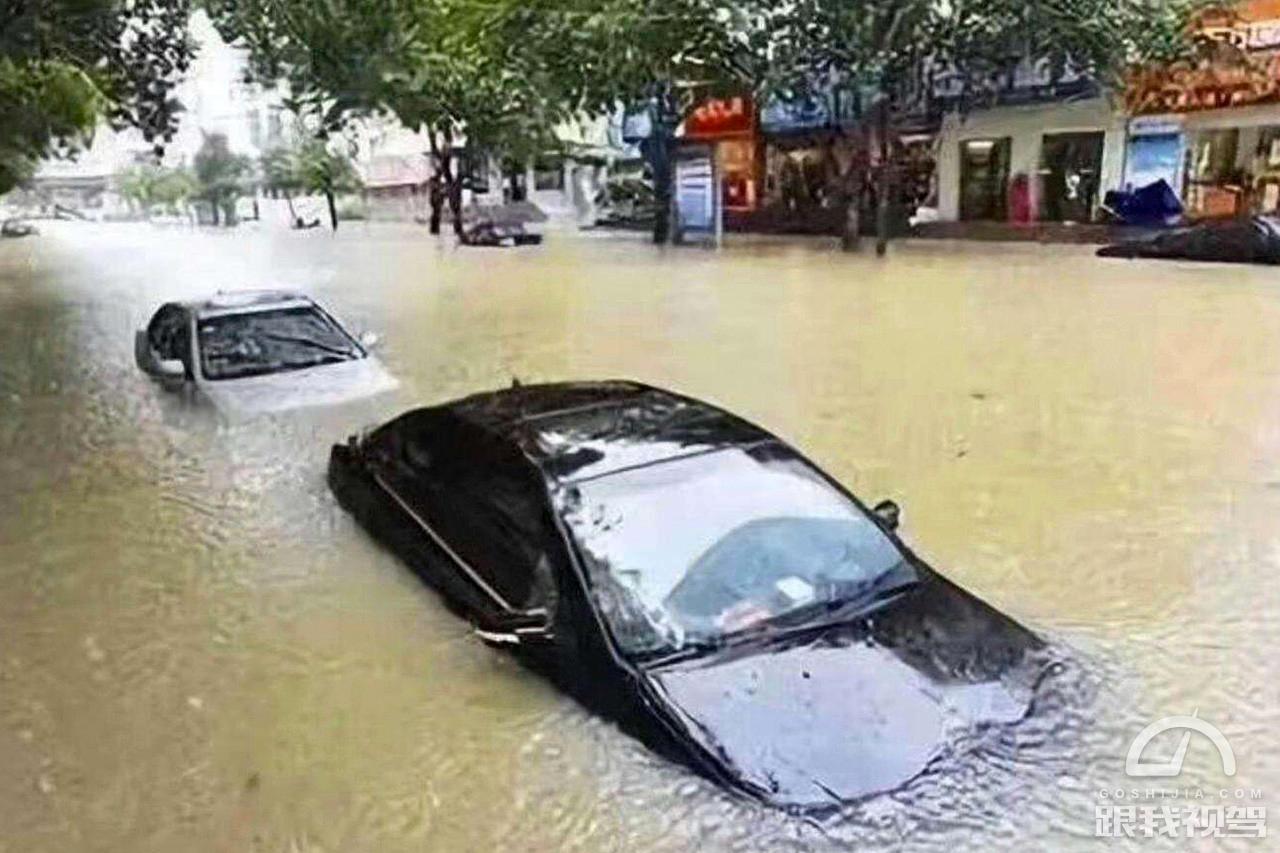 突遇强降雨躲不开该怎办？ 暴雨天气安全行车的干货都在这儿