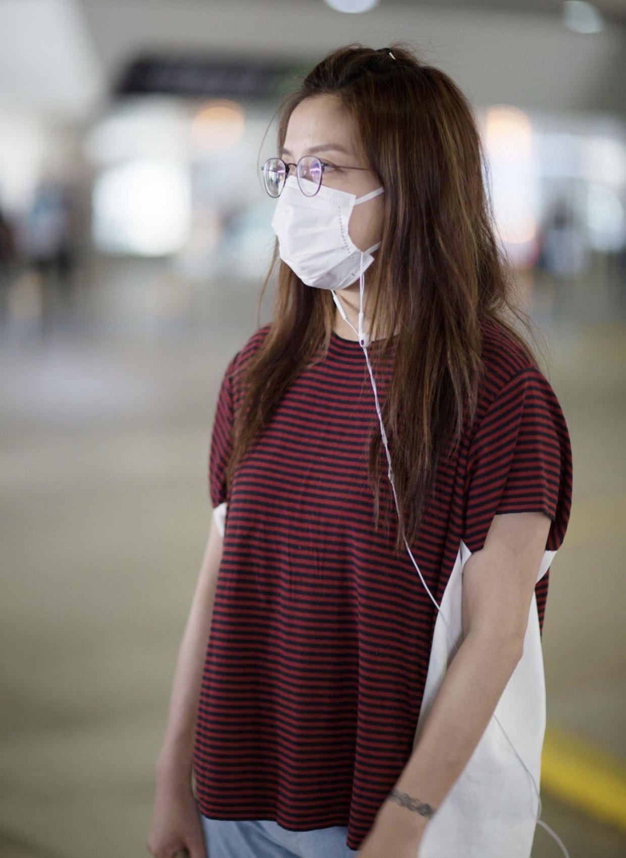 赵薇机场造型翻车!条纹t恤搭配牛仔裤清爽简约,素颜状态太憔悴