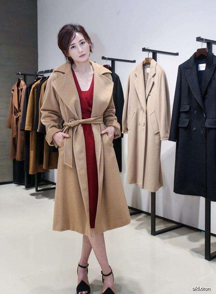 身为二胎妈的蒋勤勤,素颜现身都能吊打好多人,一点老相都没有!