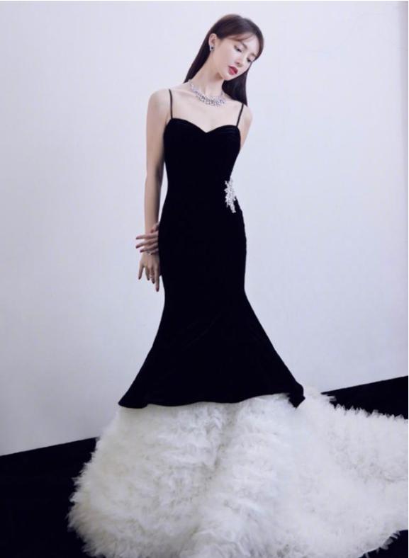 姚安娜最新美图!锁骨发秀香肩意外撞脸金晨,同框王一博还配一脸