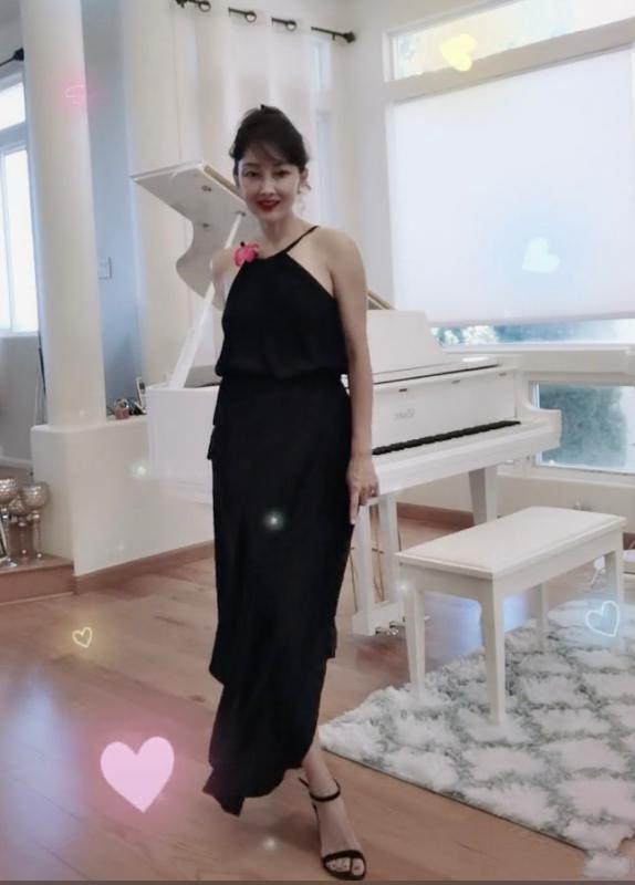 47岁牛莉离开春晚直接开挂!马甲线大长腿太名品,ceo老公大曝光