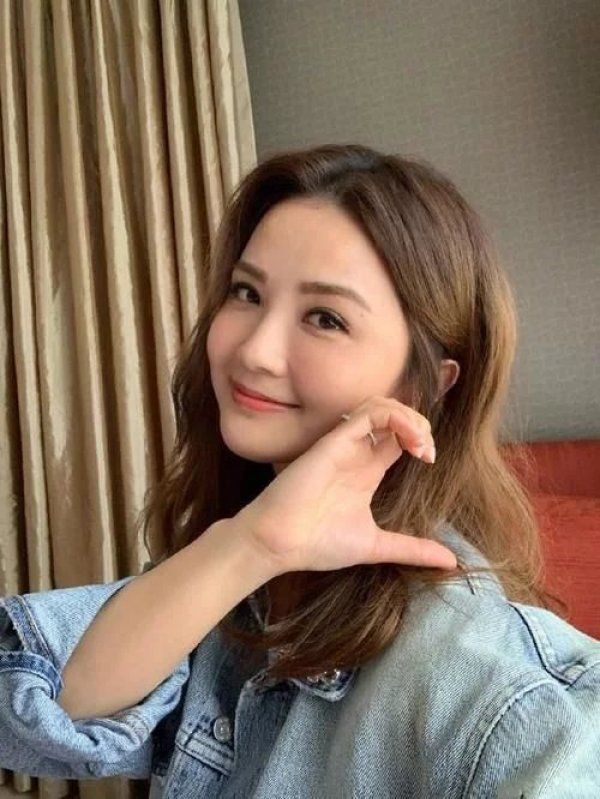 阿sa郑秀文周丽淇聚会三人对镜微笑十分开心周丽淇孩子首出镜