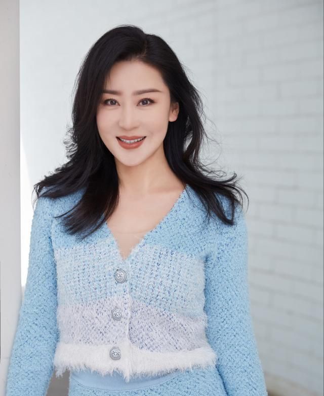 苗圃拍写真蓝色收腰上衣配同色阔腿裤很清爽