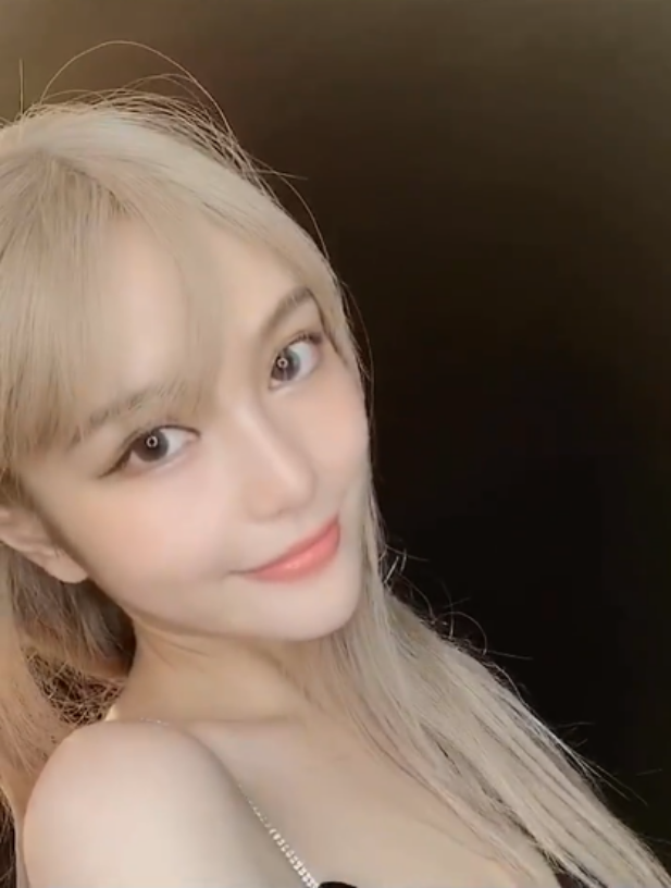 周扬青教化妆眼部整容痕迹明显,素颜出镜很普通没有高级感