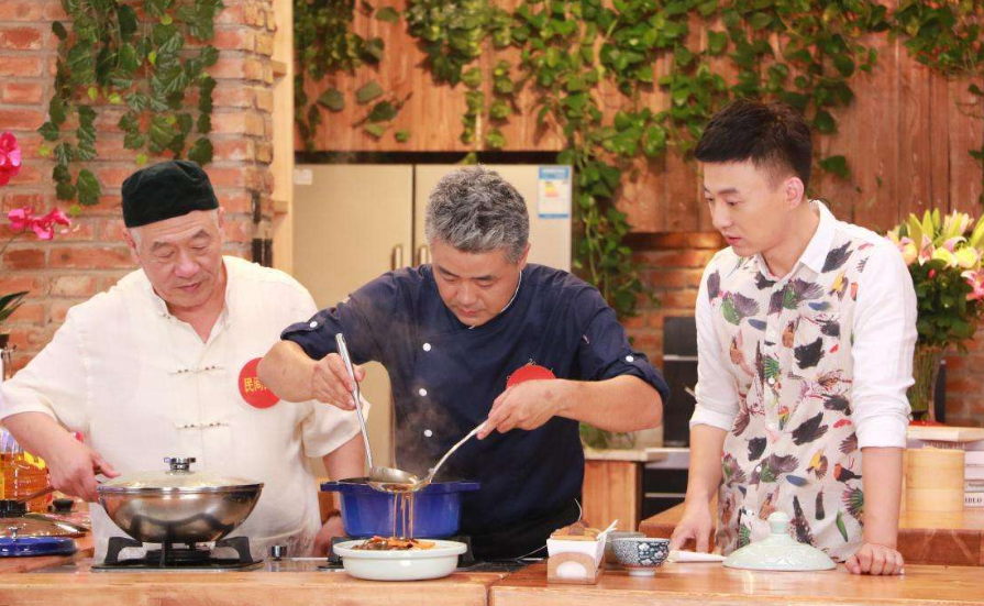 吃饭是一门综艺艺术,讲究说学逗唱