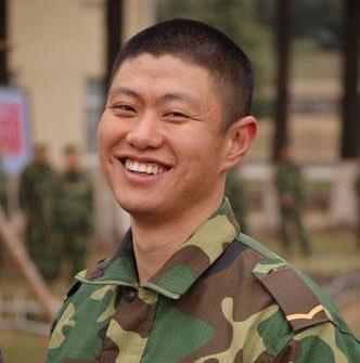 他拍戏时配了8个替身,剧组专门等了他半年,没被吐槽反被赞