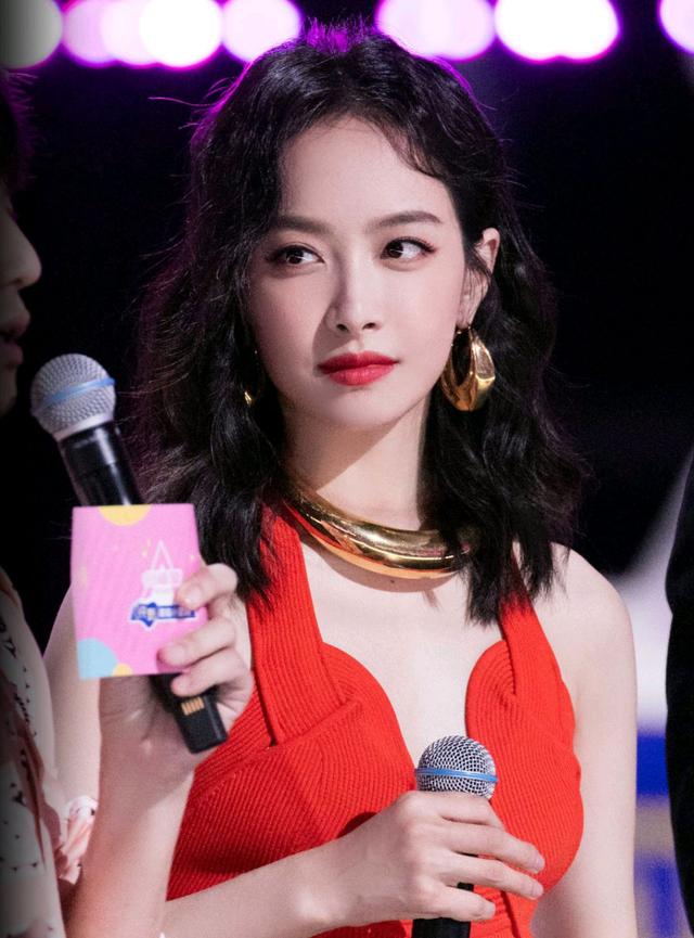 宋茜真是"人间红玫瑰",公主卷发配红色吊带连衣裙,气质惊艳