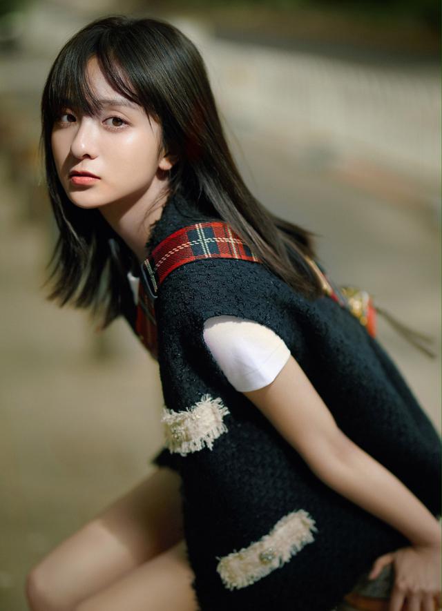 厉嘉琪这身路人都能穿,黑色马甲 超短裤,简约又凹出大长腿