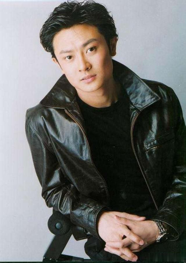 16岁考进中戏,24岁凭海岩剧一夜成名,41岁单身气质却不减当年|印小天