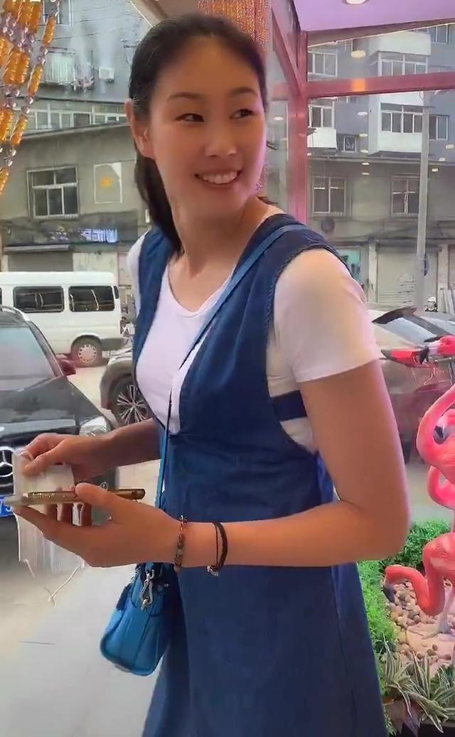 女排奥运冠军颜妮穿私服逛街被球迷偶遇,笑容温暖明艳动人