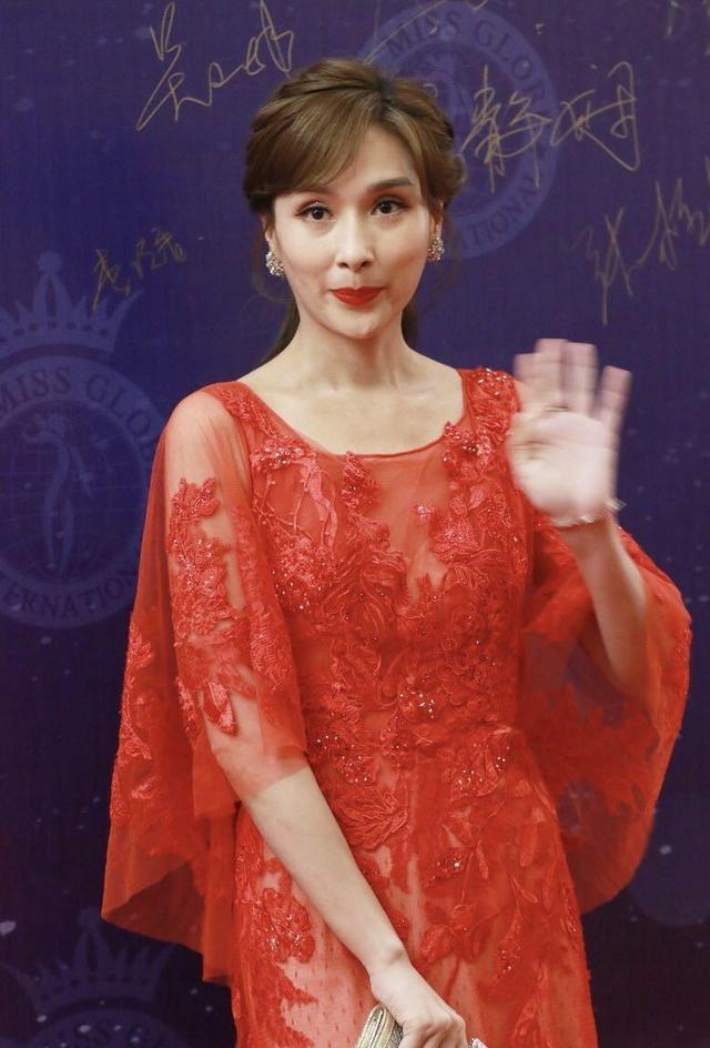 杨恭如46岁虽未婚但美得惊艳,穿红色薄纱连衣裙亮相,气质无敌了