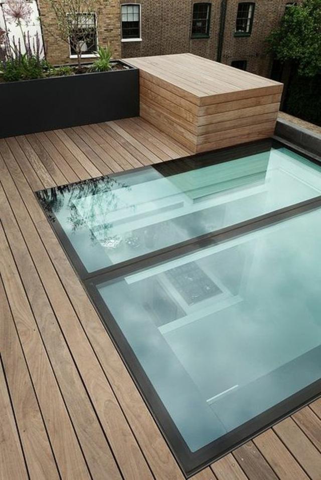 看看有钱人家的露台,地面铺一半掏洞装玻璃,住在下面还多个天窗