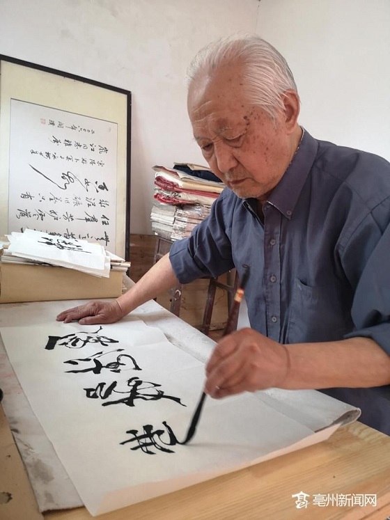 耄耋老人何岚江:左手写"反体书法"成老街一"景"