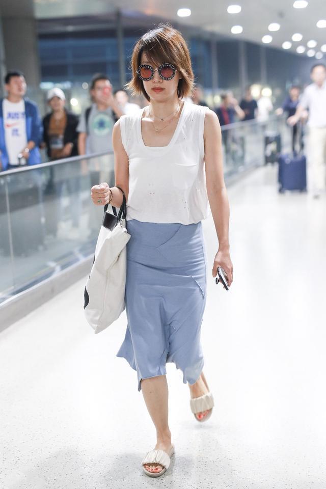 马伊琍离婚后放飞自我,在机场直接穿拖鞋,素颜出镜更像路人