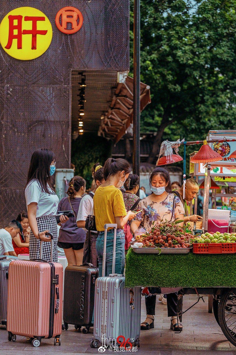 夏日的成都夜市,是生活的味道. cr.