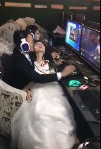 男子抱着新娘在网吧打游戏,结果对面小伙的反应亮了
