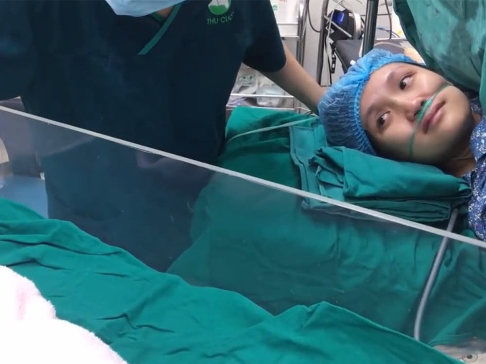 剖腹产妈妈第一次见宝宝,还没下手术台就做如此行为,泪目