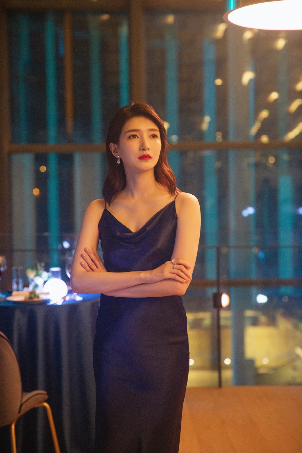 江疏影魅力十足穿丝绸吊带裙秀窈窕身姿配锁骨发优雅迷人