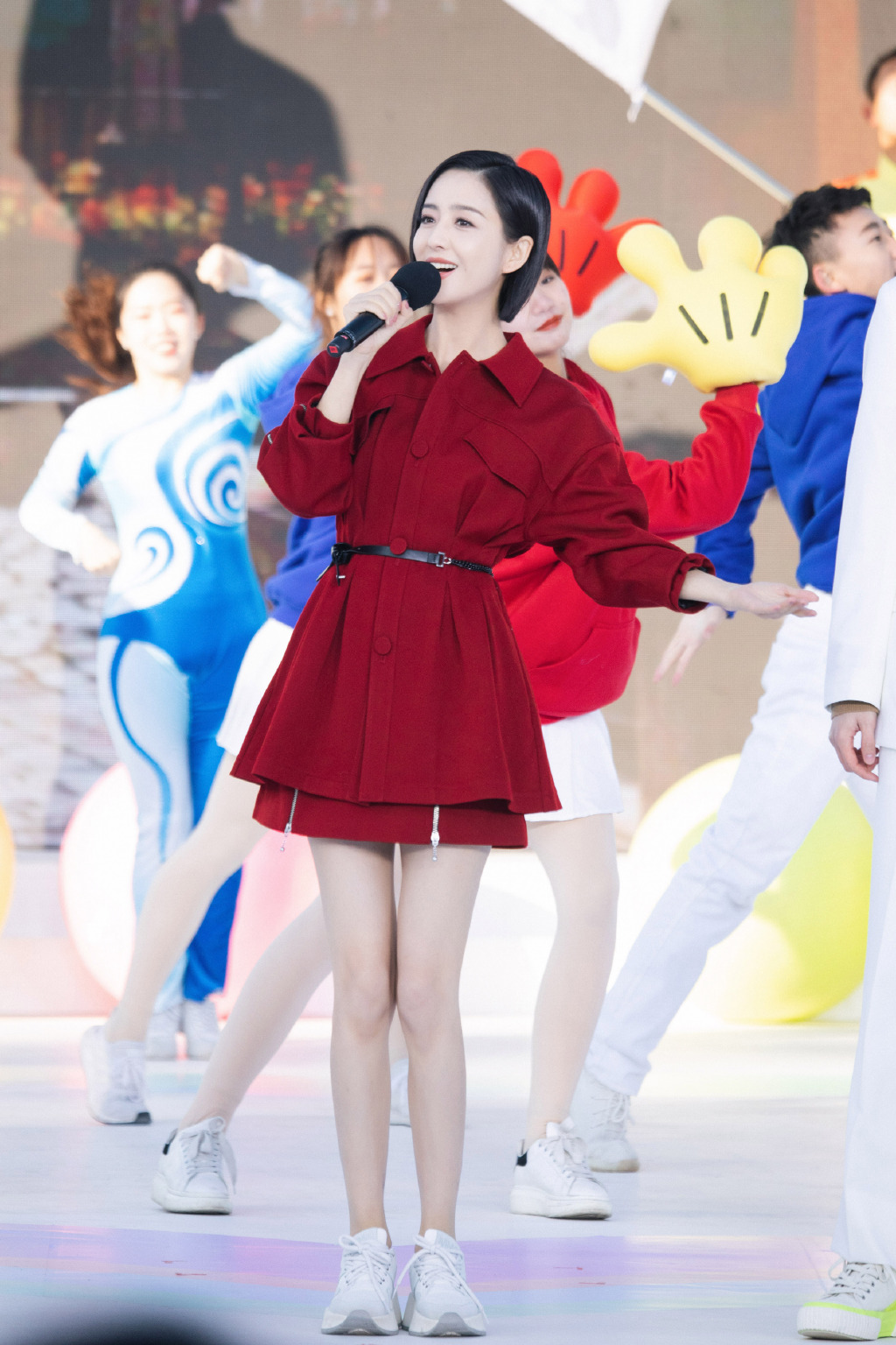 佟丽娅亮片西装超短裤,穿得英姿飒爽好撩人,秀白皙美腿更吸睛了