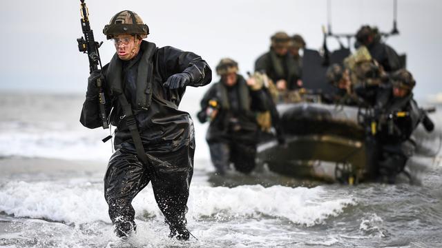 大批水鬼部队进入,印度为3000名士兵穿防水服,不怕掉加勒万河里