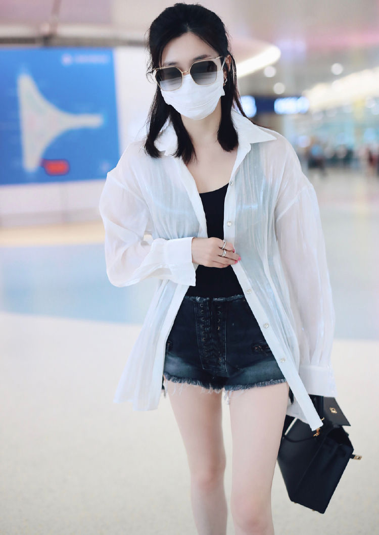 江疏影高调现身,穿绑带热裤秀"香肠腿",配轻薄衬衫时髦又抢眼