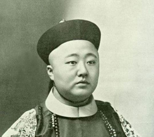 载勋生于1853年,1872年封辅国公,1875年袭庄亲王.