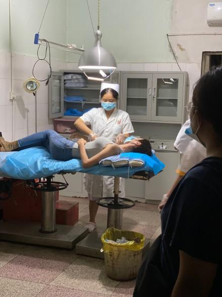 张蓝心拍戏头部受伤,经纪人回应:伤口三厘米,拒剃发缝针已出院