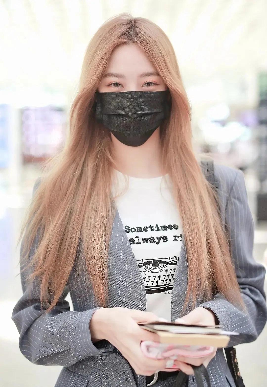 徐艺洋现身机场状态憔悴,眼睛哭肿难掩失落,笑着安慰粉丝没关系