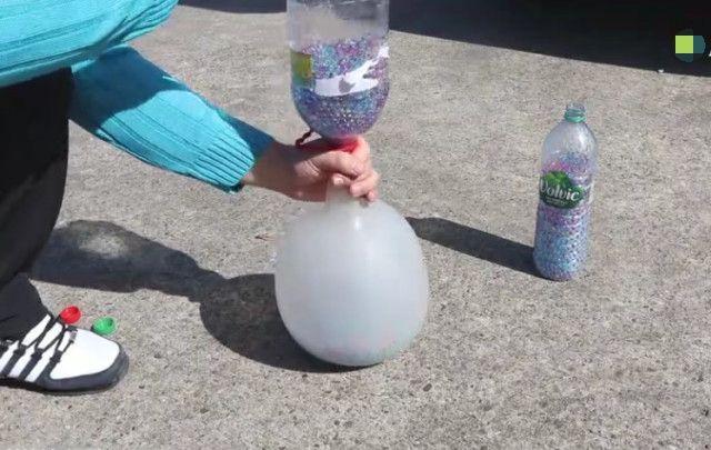 男子将五万个水宝宝全部装进气球里,车轮经过后美翻了