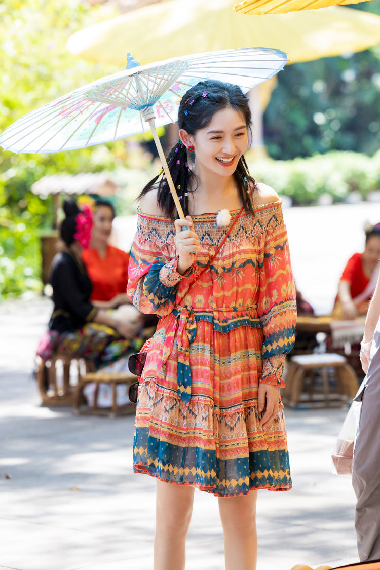 谢娜怕是返老还童了穿民族风露肩裙出镜扎小辫子甜美减龄