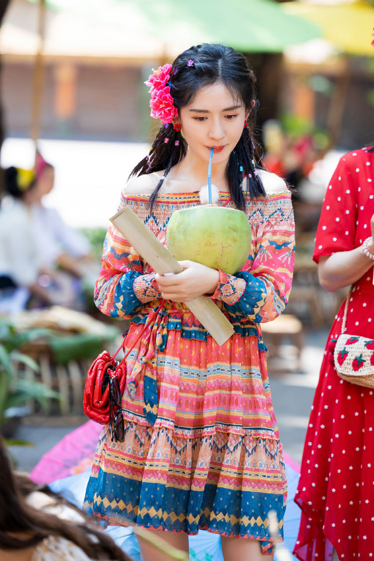 谢娜怕是返老还童了穿民族风露肩裙出镜扎小辫子甜美减龄